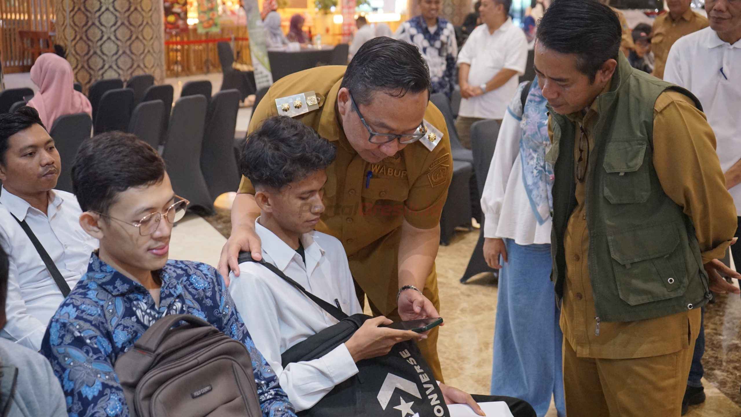 Pelaksana tugas (Plt) Bupati Gresik, Asluchul Alif, saat hadir meninjau kegiatan Walk-in Interview yang digelar oleh Disnaker Gresik di Gressmall.