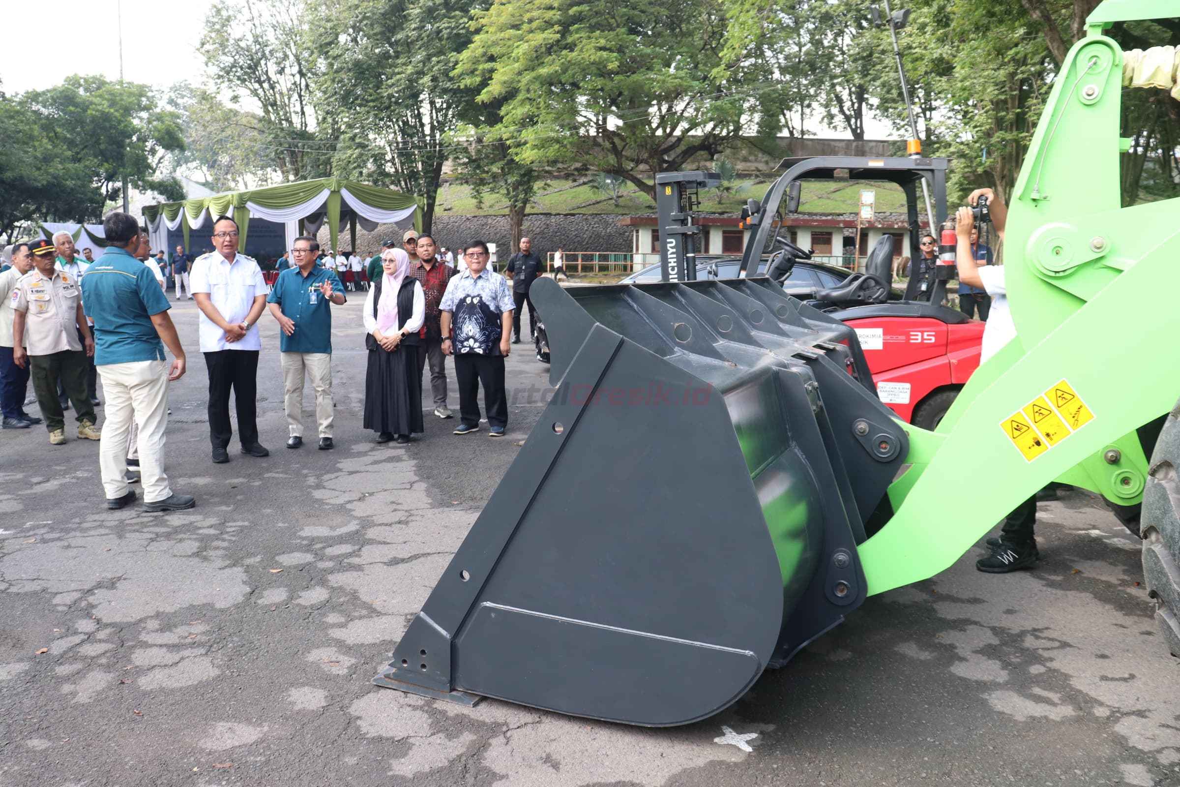 Plt Bupati Gresik Asluchul Alif bersama Direktur PT Petrokimia Gresik Dwi Satriyo Annurogo saat meninjau pelaksanaan uji emisi kendaraan di SOR Petrokimia Gresik