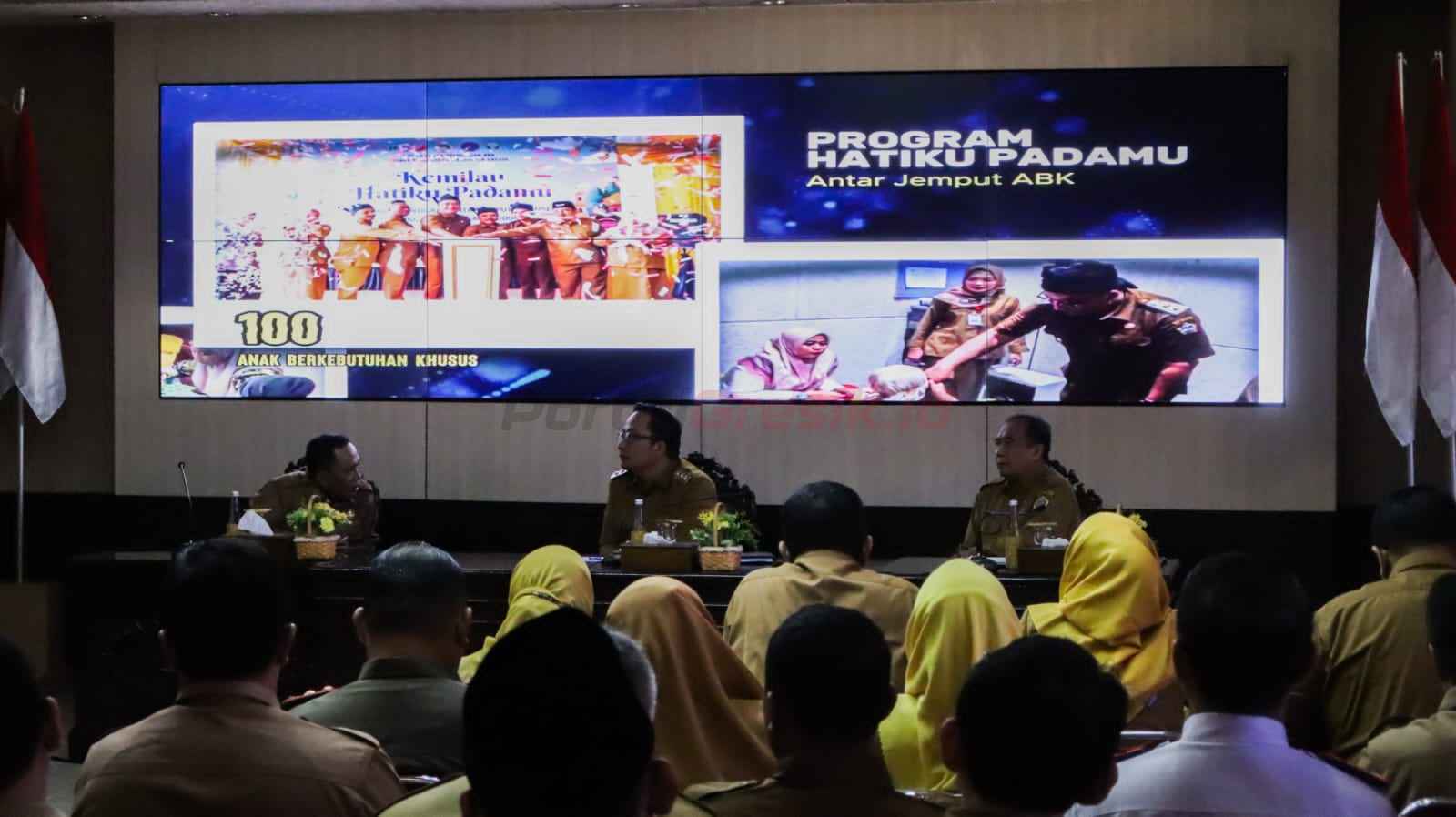 Konferensi pers Paparan 100 Hari kerja disampaikan langsung oleh Pelaksana Tugas (Plt) Bupati Gresik, dr. Asluchul Alif, di Ruang Putri Cempo, Kantor Bupati Gresik, Senin (16/6).