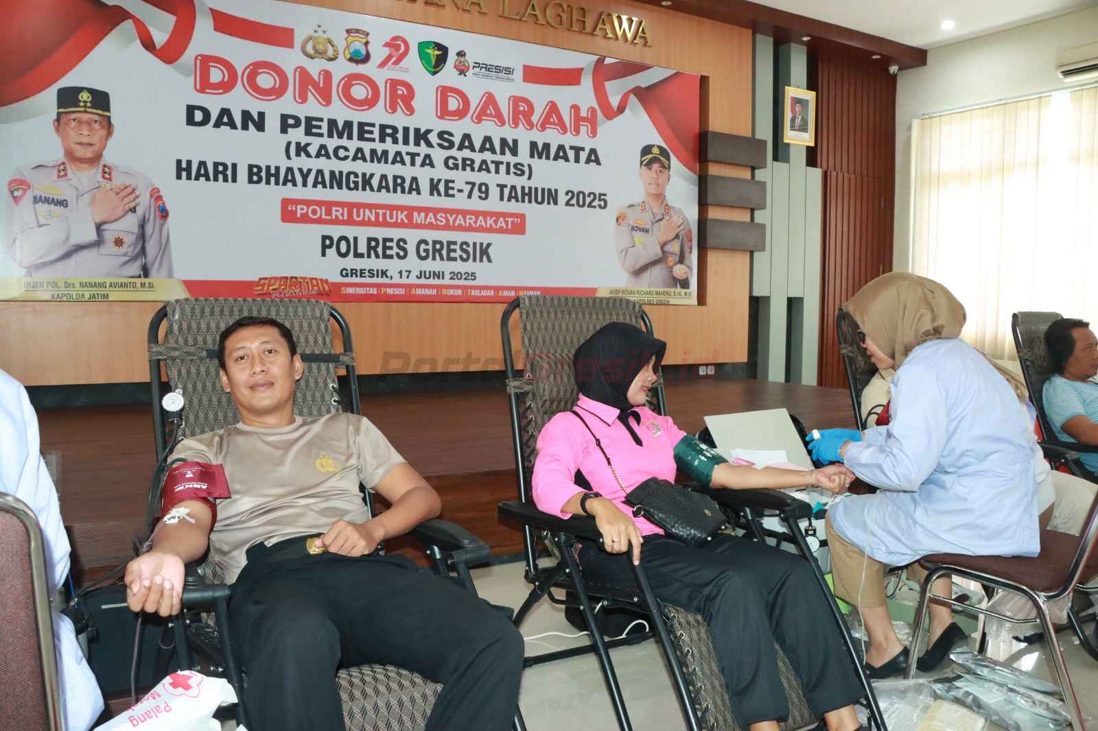 Donor darah dan pemeriksaan mata gratis lengkap dengan pembagian kacamata baca menyambut Hari Bhayangkara ke-79, Selasa (17/6/2025).