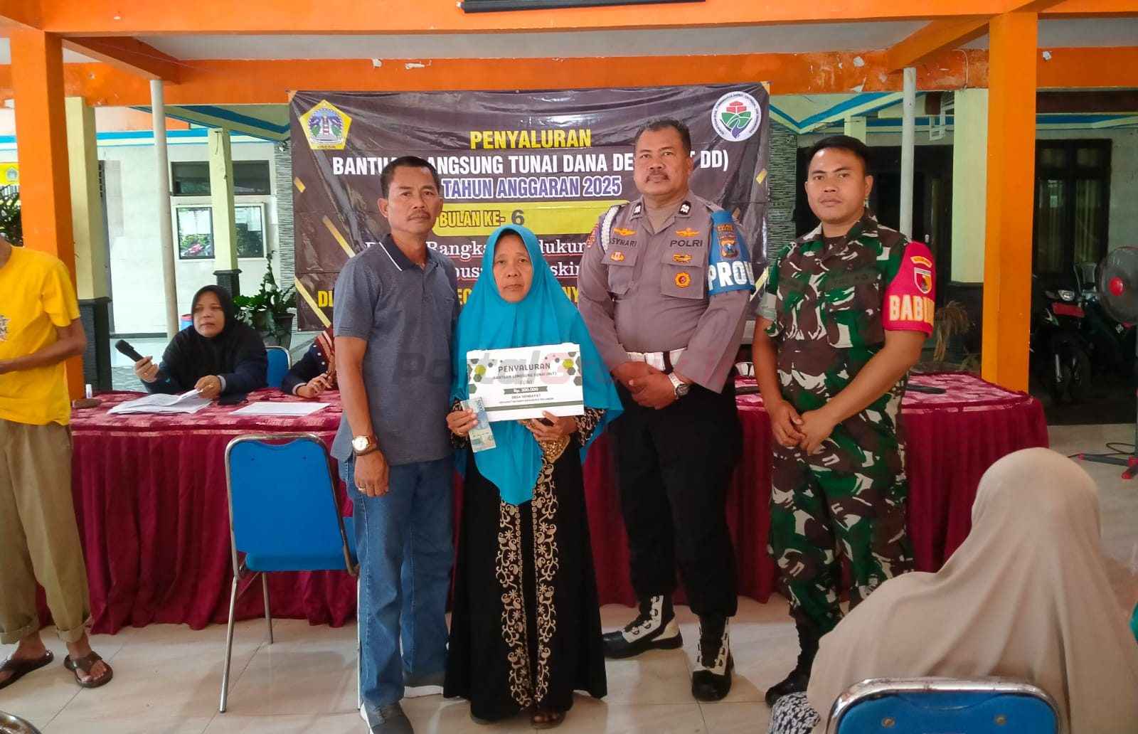 Pemerintah Desa (Pemdes) Sembayat, Kecamatan Manyar, Kabupaten Gresik, kembali menyalurkan Bantuan Langsung Tunai Dana Desa (BLT DD) kepada puluhan keluarga penerima manfaat (KPM), Senin (16/6/2025).