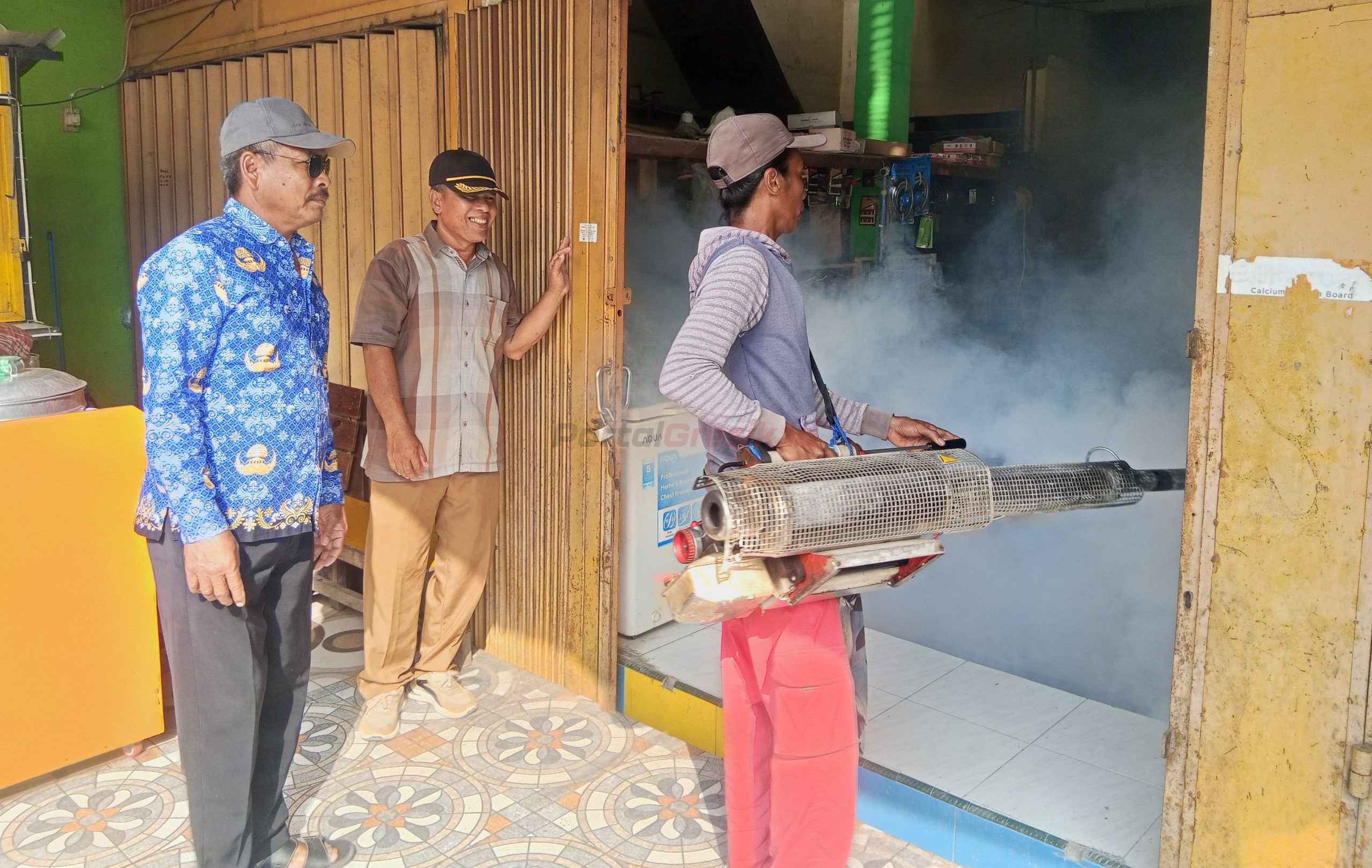 Pemerintah Desa (Pemdes) Tambakrejo, Kecamatan Duduksampeyan, bersama Puskesmas lakukan penyemprotan fogging di tiga dusun sebagai langkah tanggap cepat terhadap meningkatnya kasus Demam Berdarah Dengue (DBD) di wilayahnya, Selasa (17/6/2025).