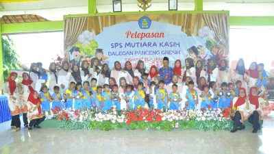 Pelepasan puluhan anak dari SPS Mutiara Kasih yang telah menyelesaikan masa pendidikannya. Acara tersebut digelar di Balai Desa Dalegan pada Selasa (17/6/2025) pagi.