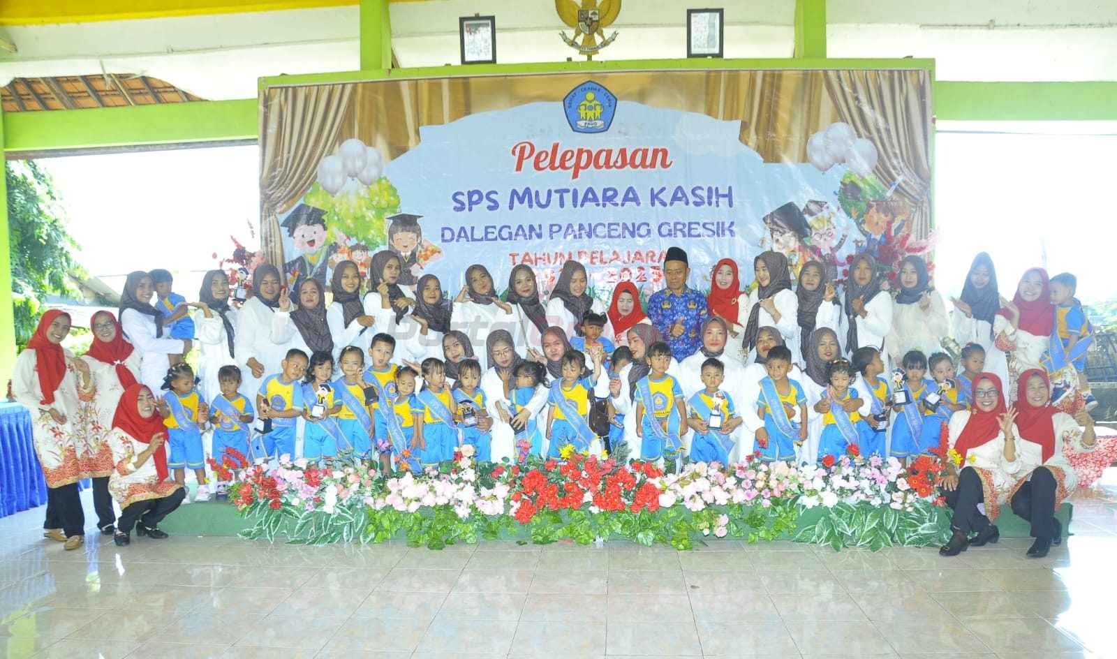 Pelepasan puluhan anak dari SPS Mutiara Kasih yang telah menyelesaikan masa pendidikannya. Acara tersebut digelar di Balai Desa Dalegan pada Selasa (17/6/2025) pagi.