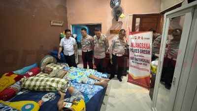Jajaran Polres Gresik saat kunjungi sesama anggota yang tengah mengalami sakit.
