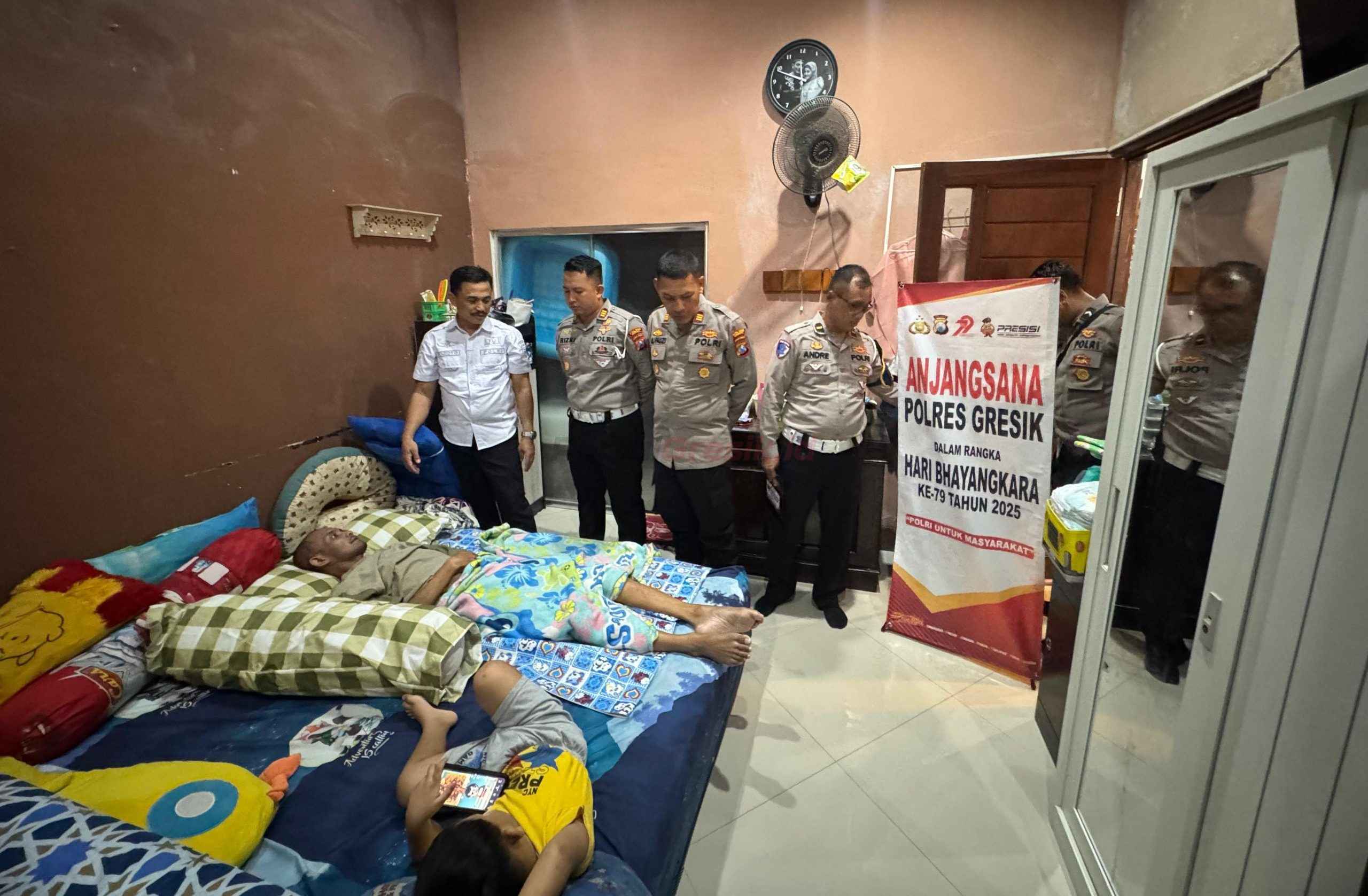 Jajaran Polres Gresik saat kunjungi sesama anggota yang tengah mengalami sakit.