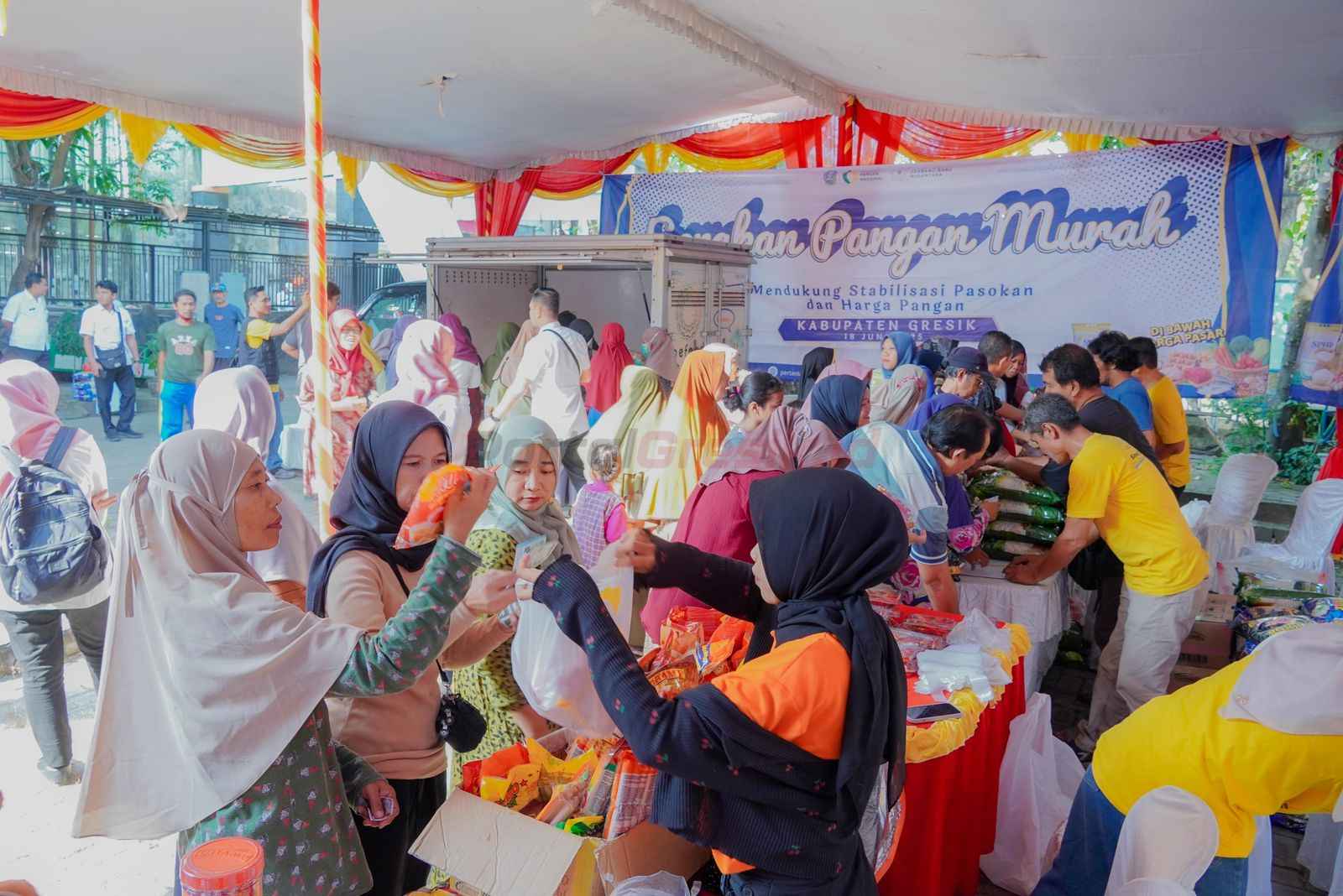 Badan Pangan Nasional dan Perum Bulog menggelar Gerakan Pangan Murah (GPM) di halaman Kantor Kelurahan Gulomantung, Kecamatan Kebomas, Rabu (18/6/2025).