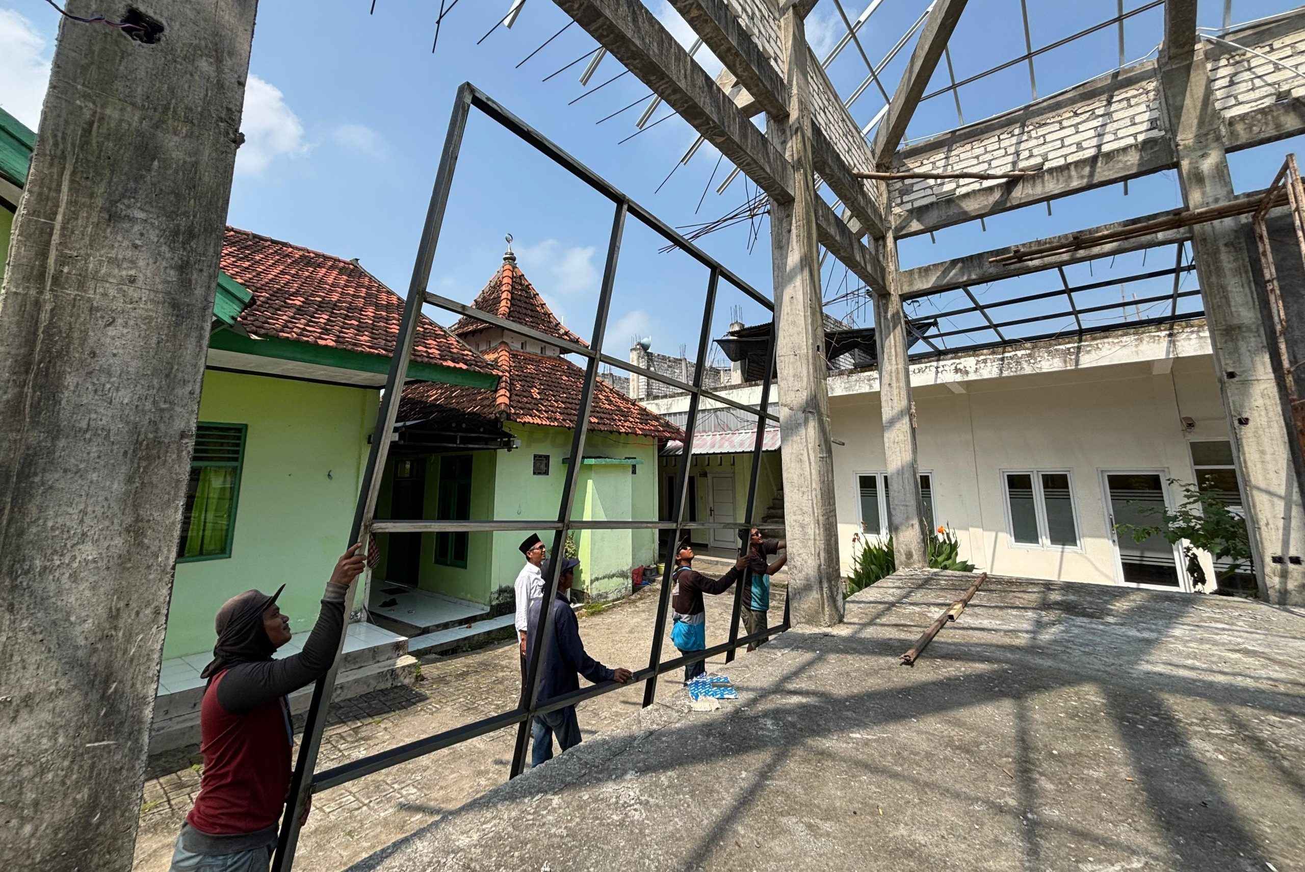 Pemerintah Desa (Pemdes) Petung, Kecamatan Panceng, Kabupaten Gresik terus menggenjot pembangunan infrastruktur demi menunjang pelayanan kepada masyarakat.