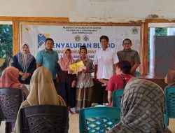 Penyaluran BLT Dana Desa Serentak di Gresik, Warga Kebonagung Dapat Rp300 Ribu per Bulan