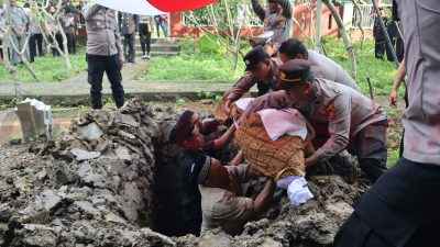 Upacara pemakaman Almarhum Iptu Soleh di TPU Perum BRAI, Desa Randuagung, Kecamatan Kebomas, pada Jumat (18/6/2025).