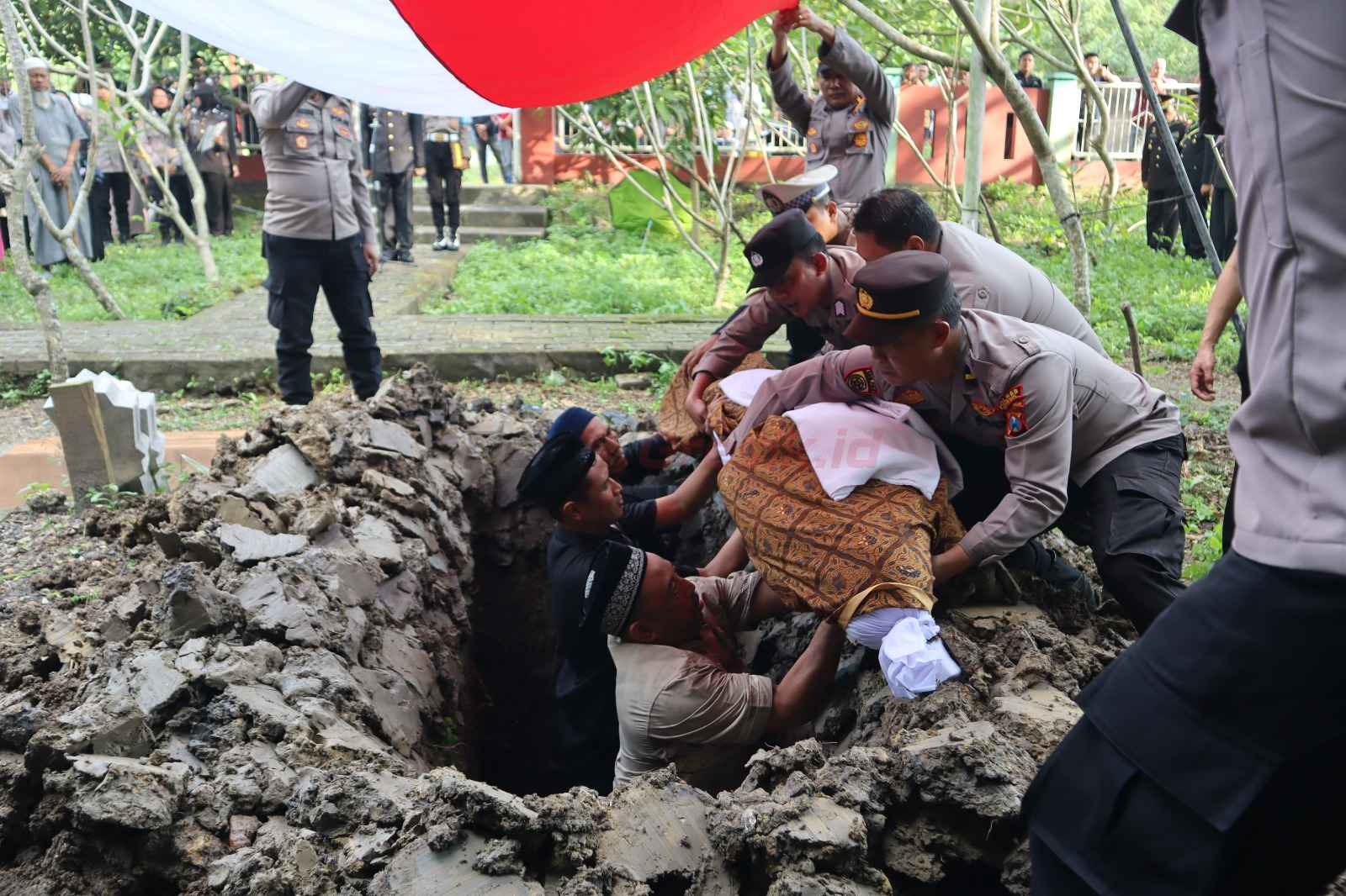 Upacara pemakaman Almarhum Iptu Soleh di TPU Perum BRAI, Desa Randuagung, Kecamatan Kebomas, pada Jumat (18/6/2025).