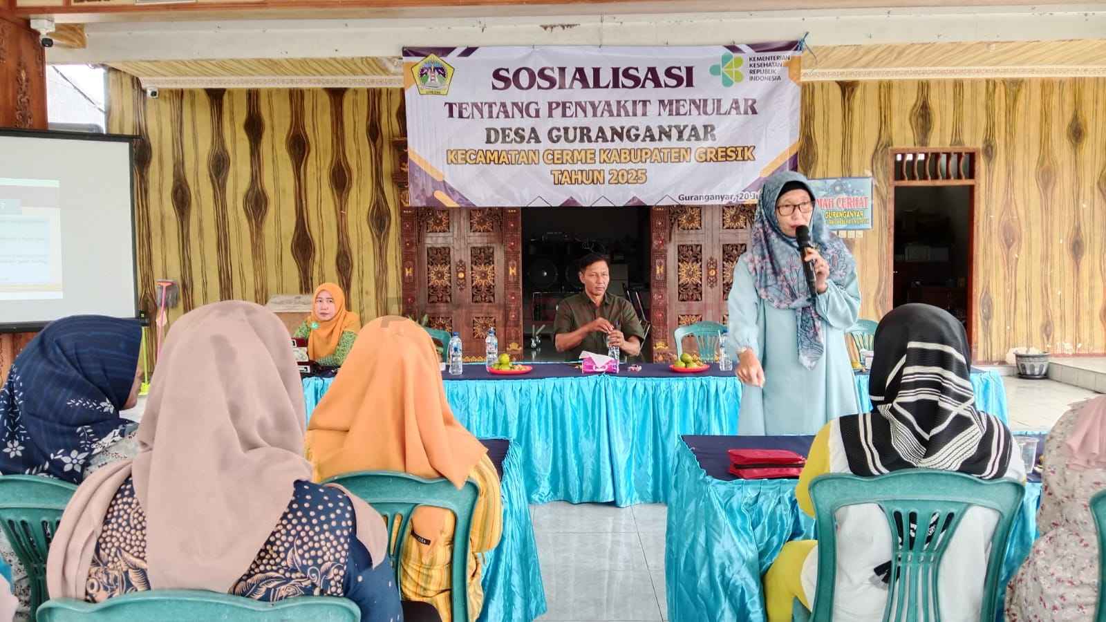 Sosialisasi stunting dan penyakit menular di Balai Desa Guranganyar Kecamatan Cerme.