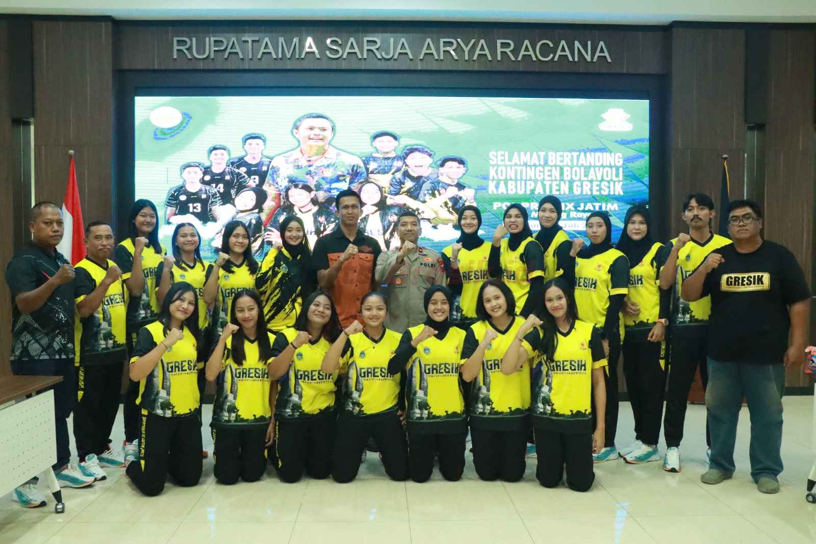 Kontingen Bola Voli Kabupaten Gresik resmi dilepas untuk mengikuti ajang Pekan Olahraga Provinsi (Porprov) IX Jawa Timur 2025 yang akan digelar di Malang Raya.