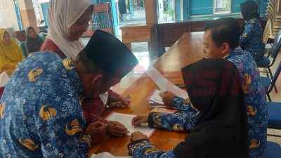 Kegiatan penyaluran BLT-DD di Balai Desa Sekargadung Kecamatan Dukun Kabupaten Gresik.