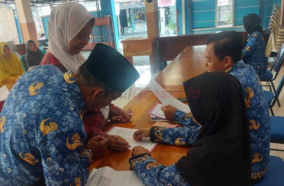 Kegiatan penyaluran BLT-DD di Balai Desa Sekargadung Kecamatan Dukun Kabupaten Gresik.