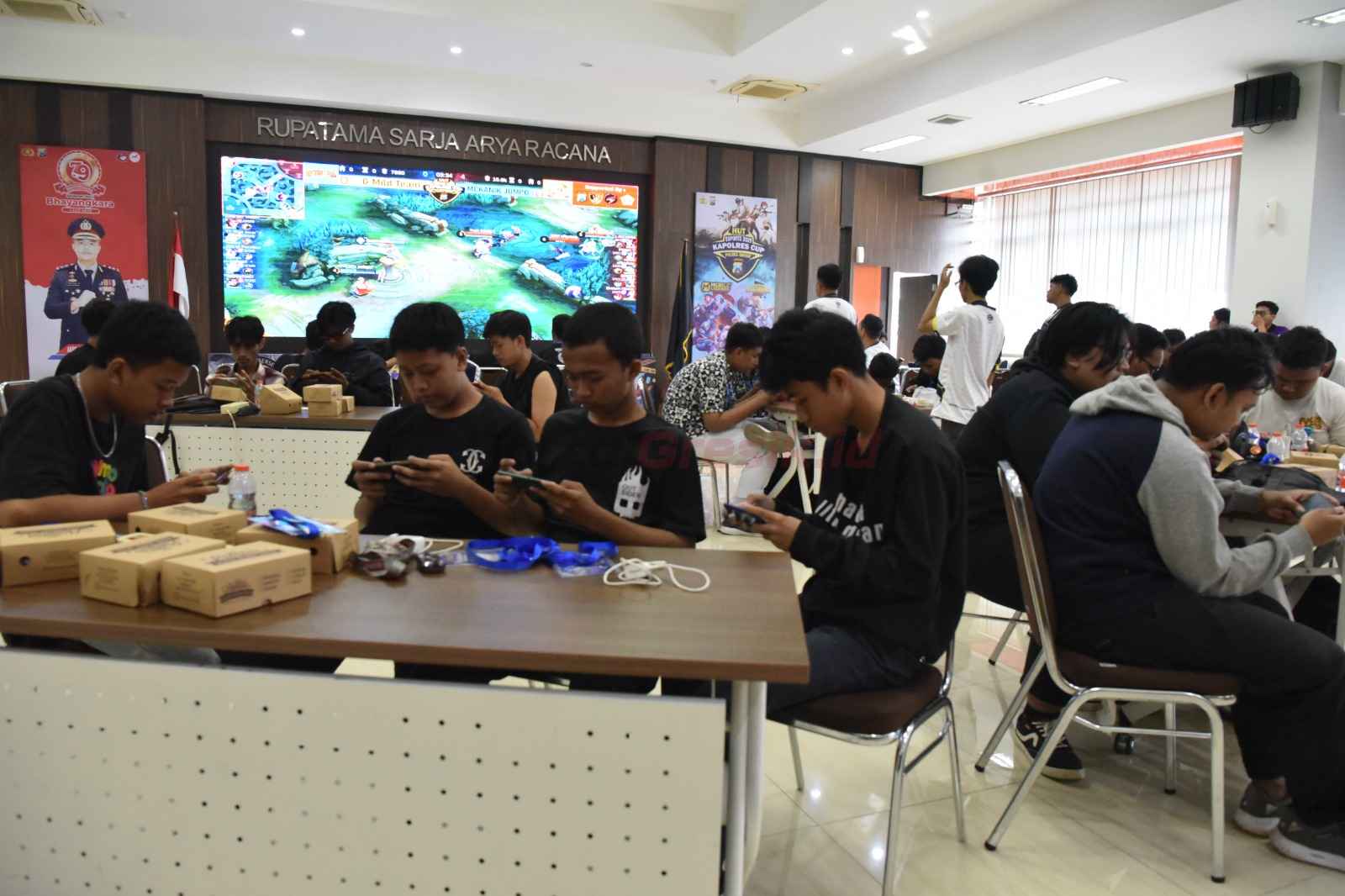 Turnamen Esports bertajuk Kapolres Gresik Cup 2025 yang mempertandingkan dua gim populer, Mobile Legends dan PUBG Mobile.
