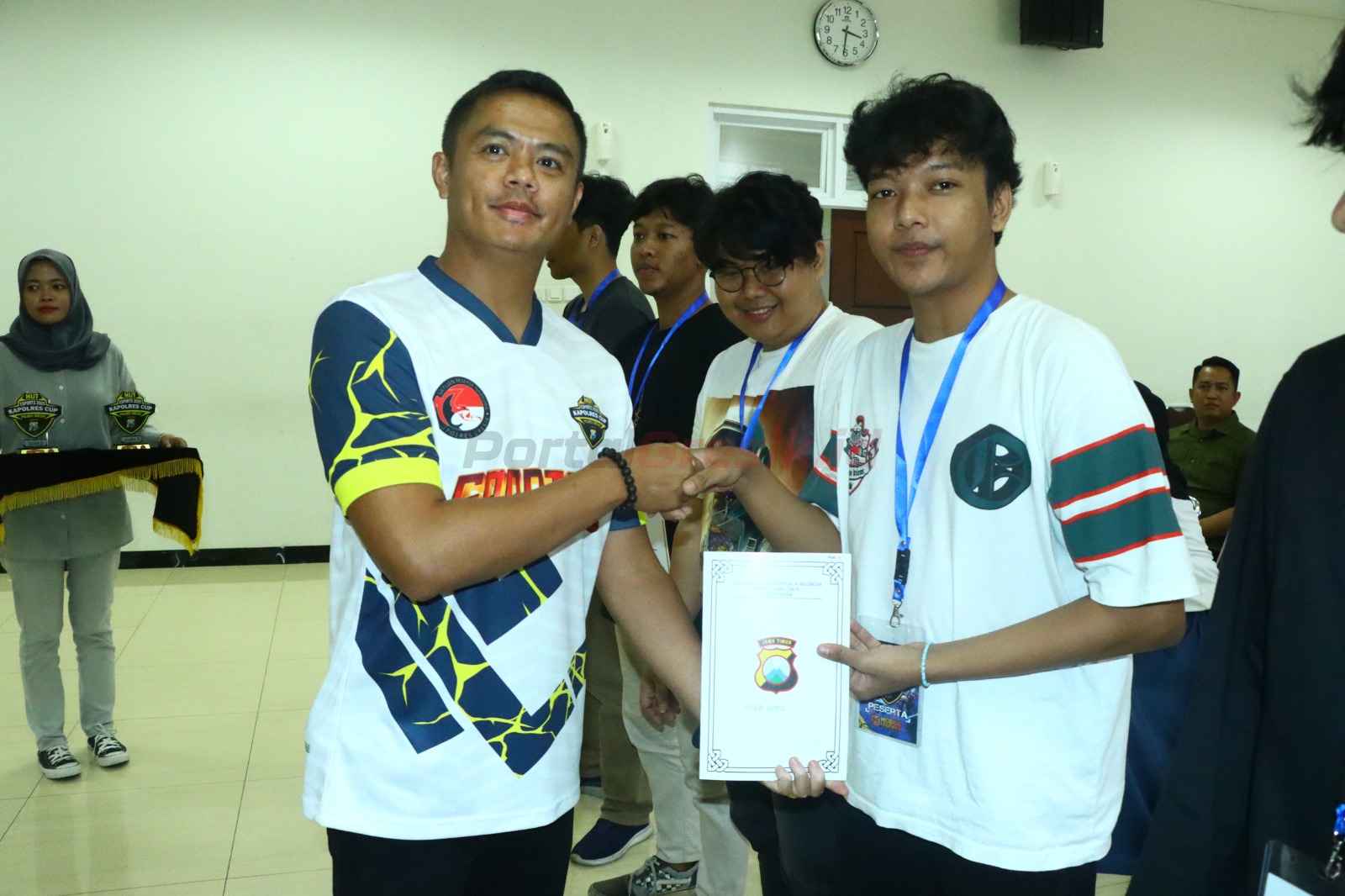 Kapolres Gresik AKBP Rovan Richard Mahenu saat memberikan hadiah kepada pemenang Turnamen Esports Kapolres Gresik Cup 2025