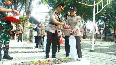 Khidmat, Polres Gresik Gelar Ziarah dan Tabur Bunga di TMP Peringati Hari Bhayangkara ke-79