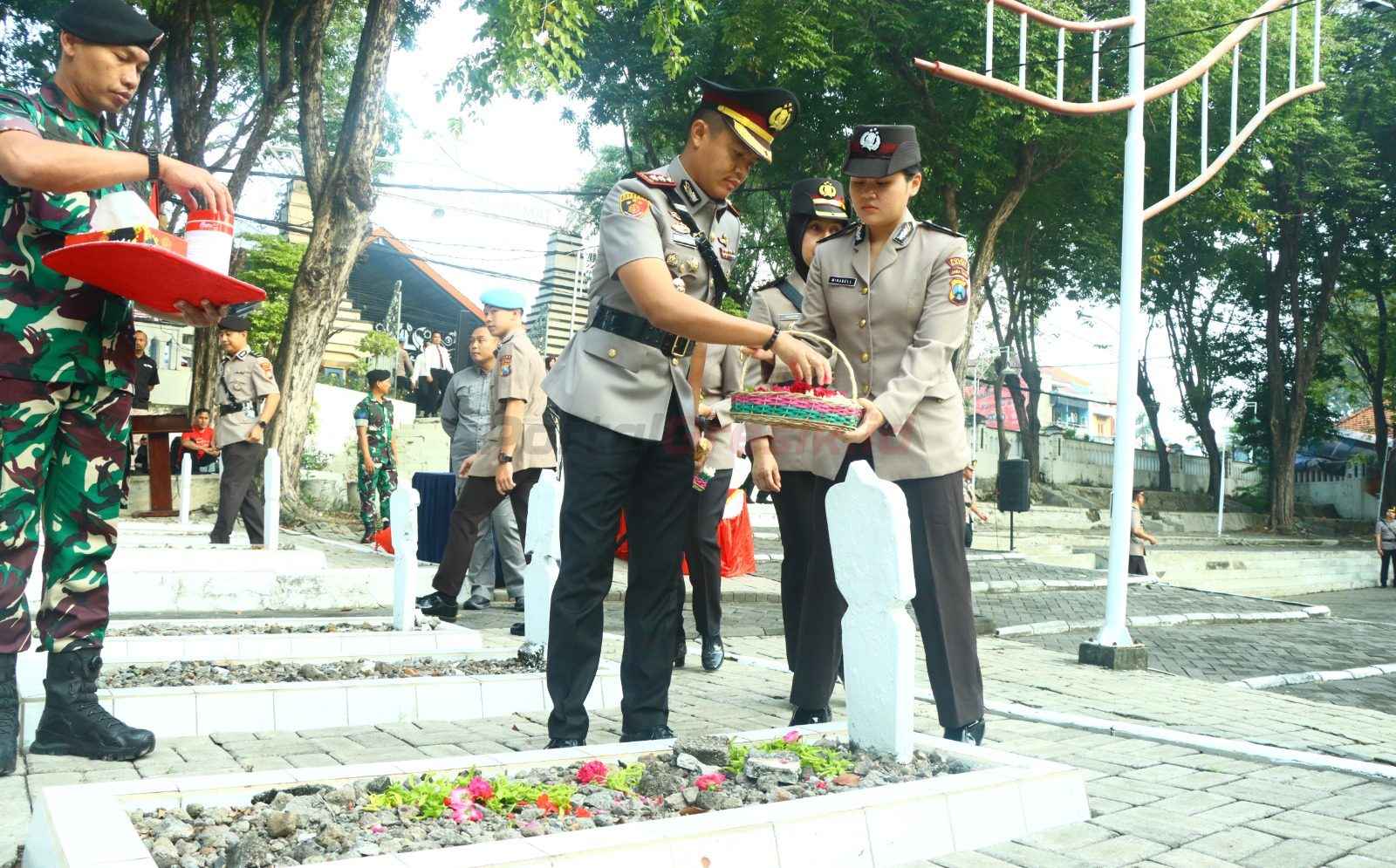 Kapolres Gresik AKBP Rovan Richard Mahenu bersama rombongan saat ziarah dan tabur bunga di Taman Makam Pahlawan (TMP) Gresik, Senin (23/6/2025).