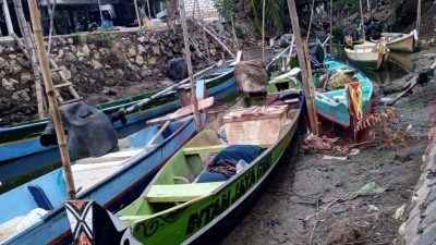 Perahu-perahu nelayan bersandar di aliran sungai Desa Gumeng, Kecamatan Bungah, yang menjadi akses utama menuju laut.