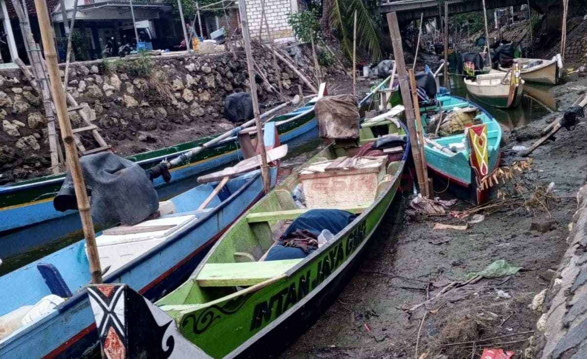 Perahu-perahu nelayan bersandar di aliran sungai Desa Gumeng, Kecamatan Bungah, yang menjadi akses utama menuju laut.