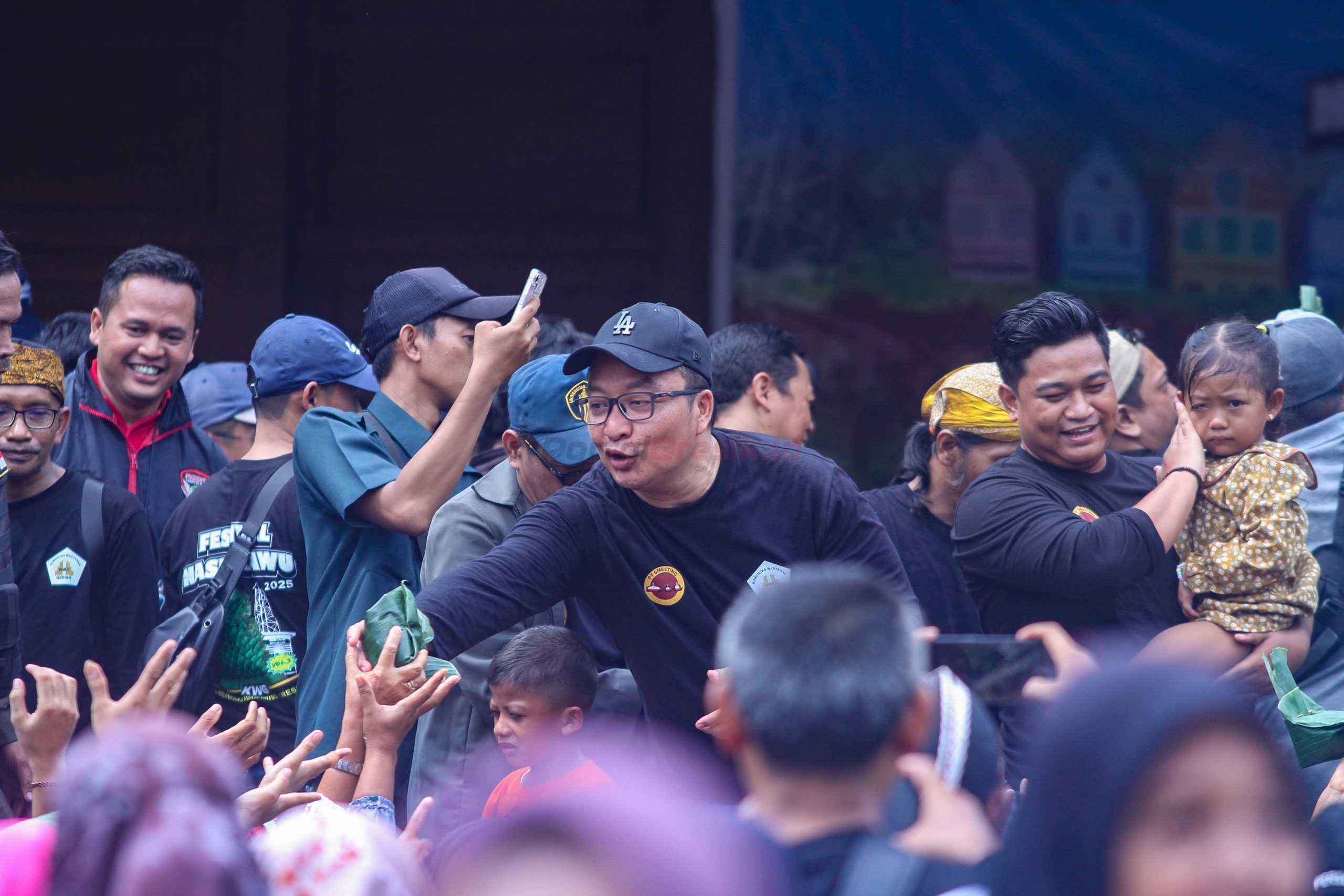 Plt Bupati Asluchul Alif saat membagikan nasi krawu ke pengunjung