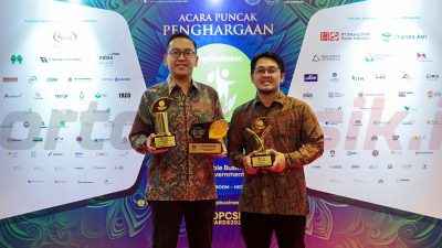 SVP Sekretaris Perusahaan PG, Adityo Wibowo (kiri) dan VP TJSL PG, Kadek Ardhika W. K. usai menerima penghargaan pada ajang TOP CSR Awards 2025 di Jakarta