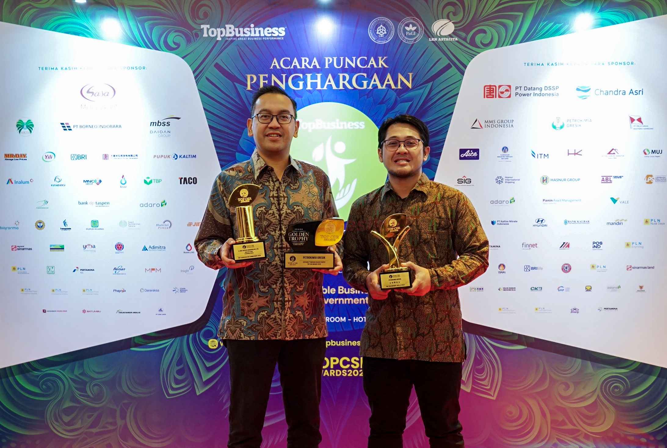 SVP Sekretaris Perusahaan PG, Adityo Wibowo (kiri) dan VP TJSL PG, Kadek Ardhika W. K. usai menerima penghargaan pada ajang TOP CSR Awards 2025 di Jakarta