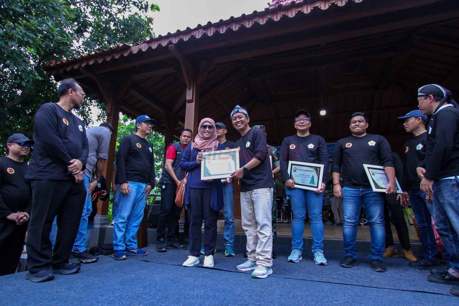 Perwakilan PT Freeport Indonesia saat menerima piagam penghargaan dari Komunitas Wartawan Gresik, Minggu (1/5/2025).