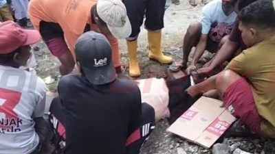 Warga Mojoasem Gresik Kompak Laksanakan Penyembelihan Hewan Kurban di Masjid