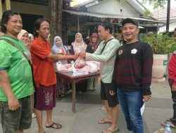 KWG Gresik Sembelih Hewan Kurban, Bagikan Daging ke Warga Sekitar