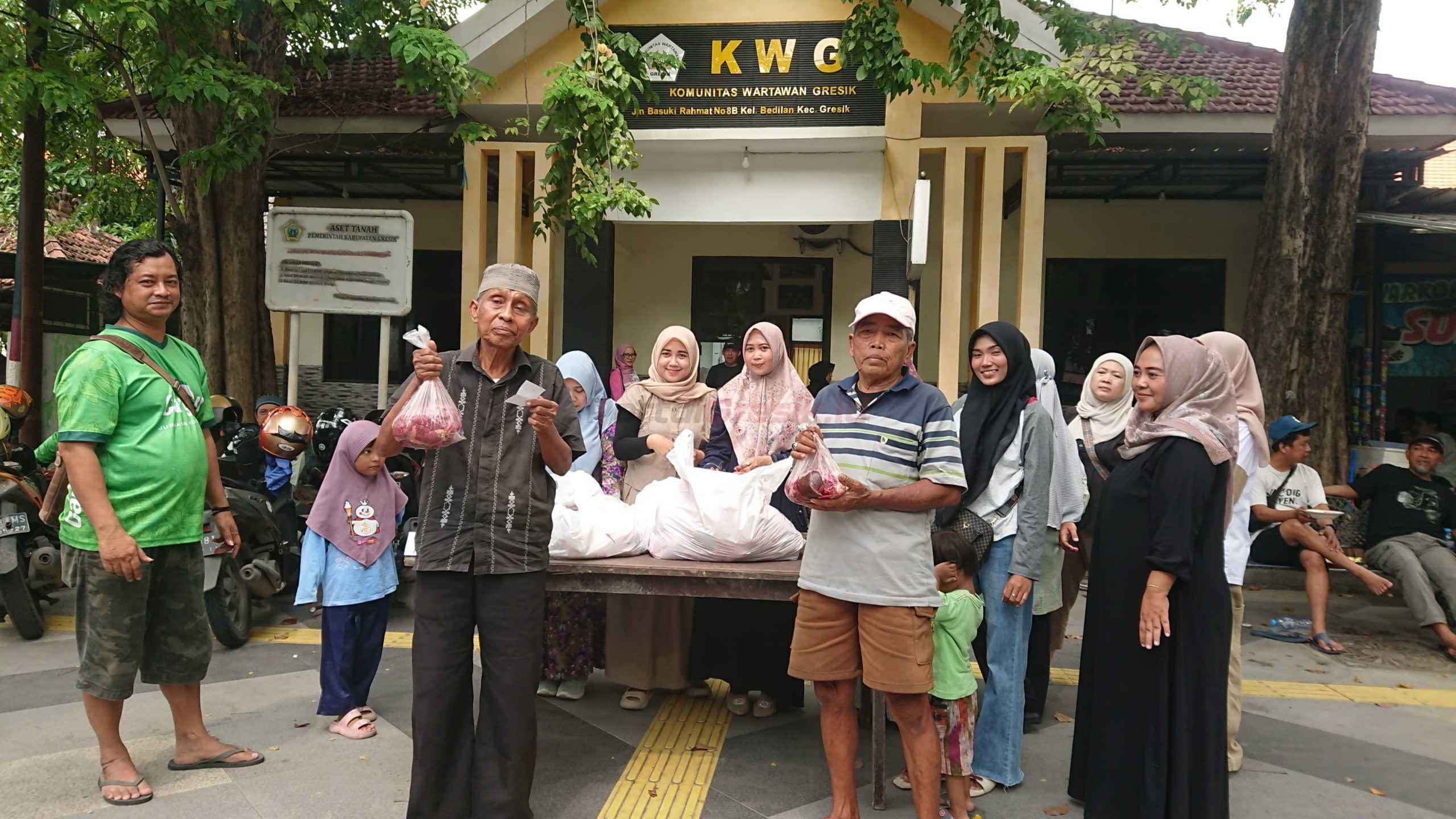 Panitia Kurban KWG saat membagikan daging Kurban kepada warga sekitar kantor balai KWG.
