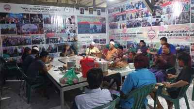 Tim Melek Industri menggelar kegiatan Doa Bersama dan Jagongan Interaktif di Mabes Tim Melek Industri, Desa Bedanten, Kecamatan Bungah, Minggu malam.