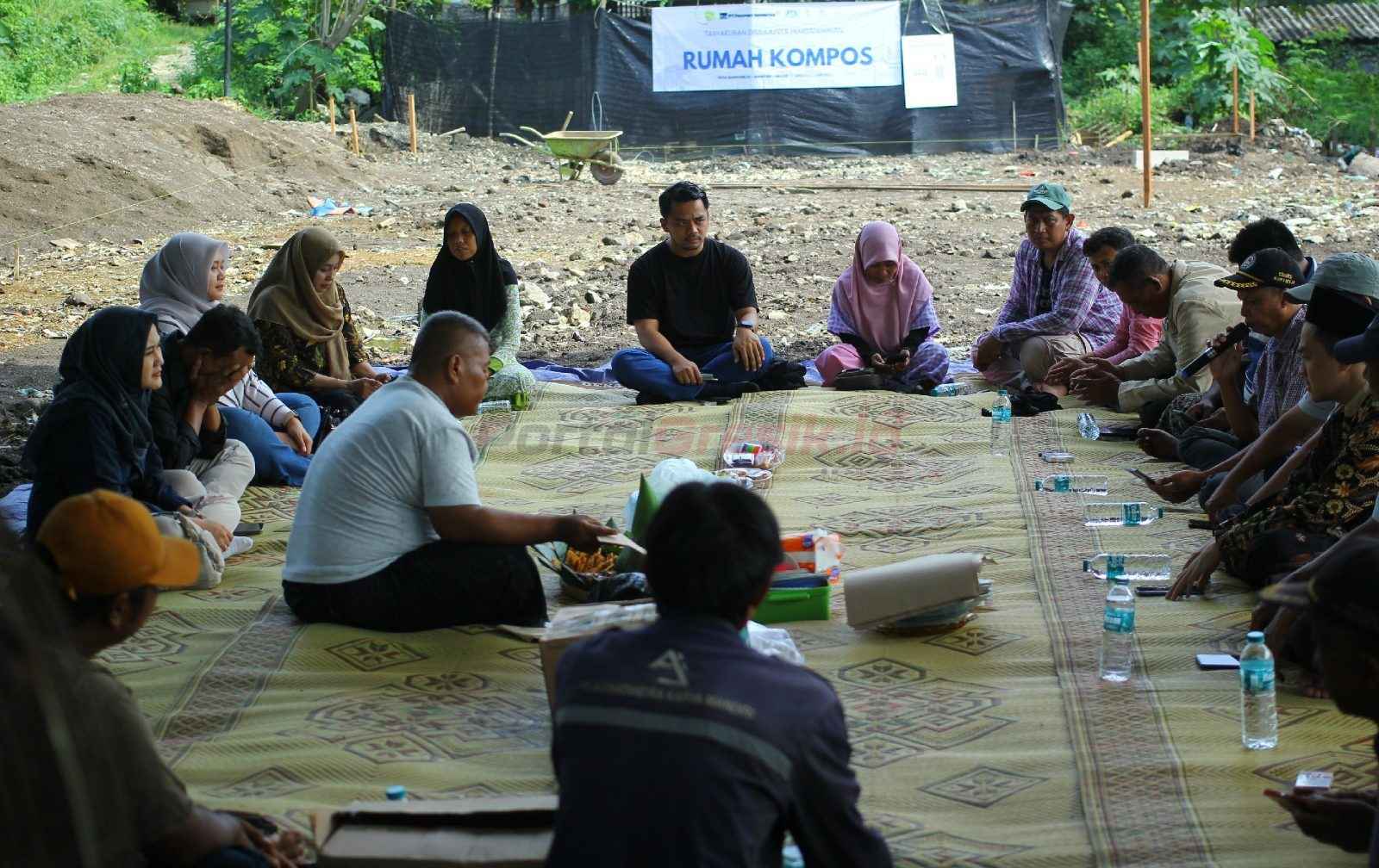 Acara tasyakuran dan doa bersama sebagai bentuk harapan agar proses pembangunan Rumah Kompos di Desa Manyarejo dapat berjalan lancar tanpa hambatan, Minggu (01/06).