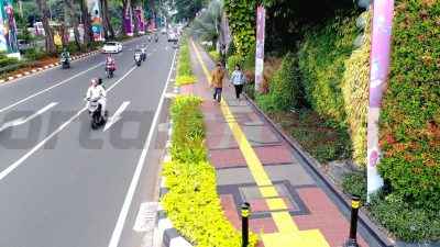 SIG berkontribusi dalam revitalisasi trotoar di kawasan Senayan GBK, Jakarta, dengan mengaplikasikan produk ThruCrete yang mampu meresapkan air ke dalam tanah pada jalur pejalan kaki.
