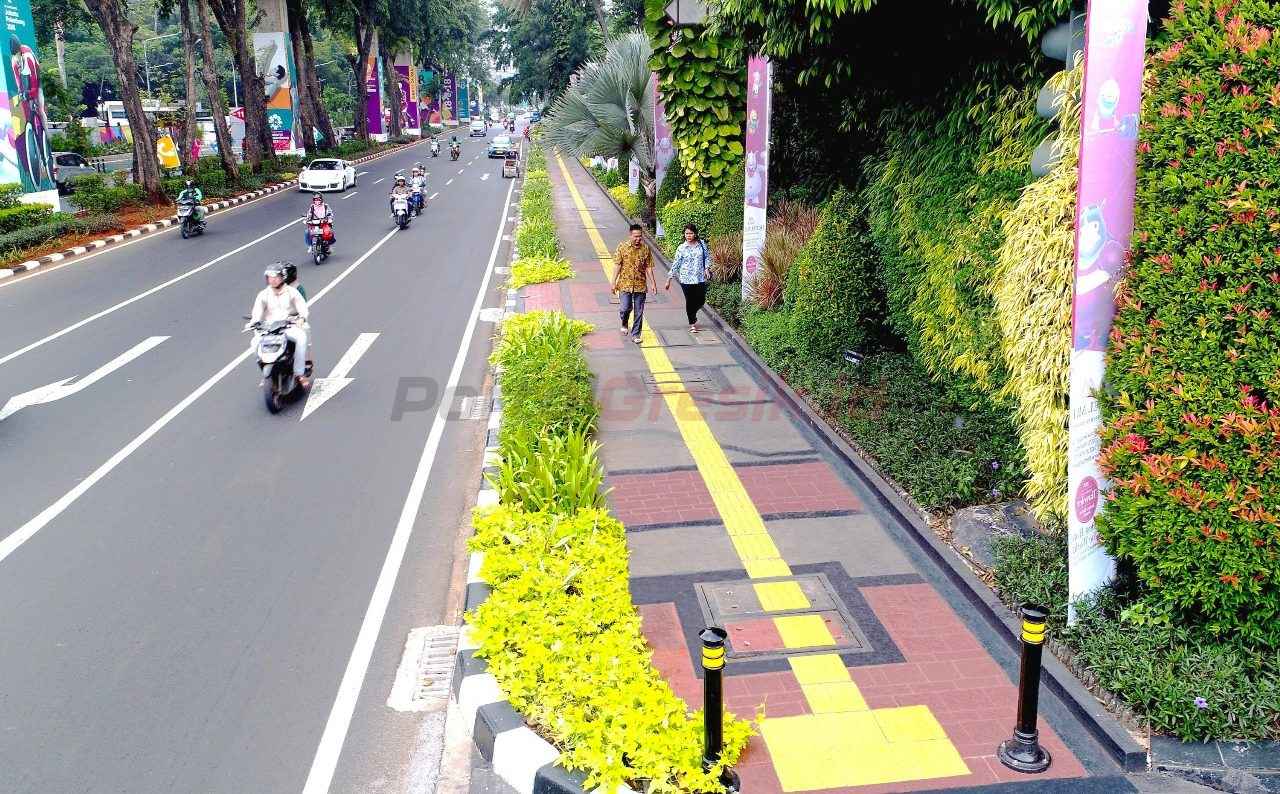 SIG berkontribusi dalam revitalisasi trotoar di kawasan Senayan GBK, Jakarta, dengan mengaplikasikan produk ThruCrete yang mampu meresapkan air ke dalam tanah pada jalur pejalan kaki.