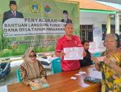 Dukung Percepatan Penghapusan Kemiskinan Ekstrim, Pemdes Bringkang Salurkan BLT DD pada 45 KPM