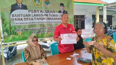 Dukung Percepatan Penghapusan Kemiskinan Ekstrim, Pemdes Bringkang Salurkan BLT DD pada 45 KPM