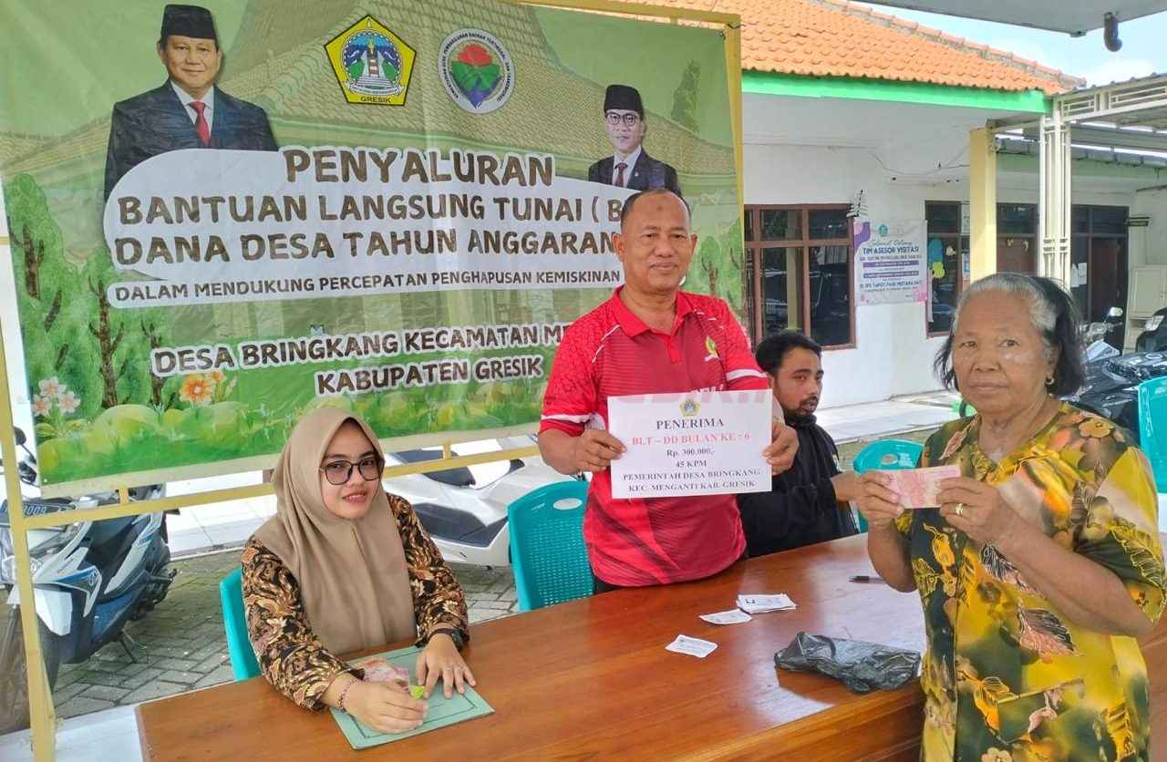 Pemerintah Desa (Pemdes) Bringkang Kecamatan Menganti Kabupaten Gresik salurkan Bantuan Lansung Tunai Dana Desa (BLT DD) bulan Juni 2025 pada 45 Keluarga Penerima Manfaat