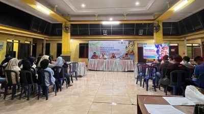 Pemdes Domas dan BNNK Gresik saat menggelar sosialisasi tentang bahaya narkoba.