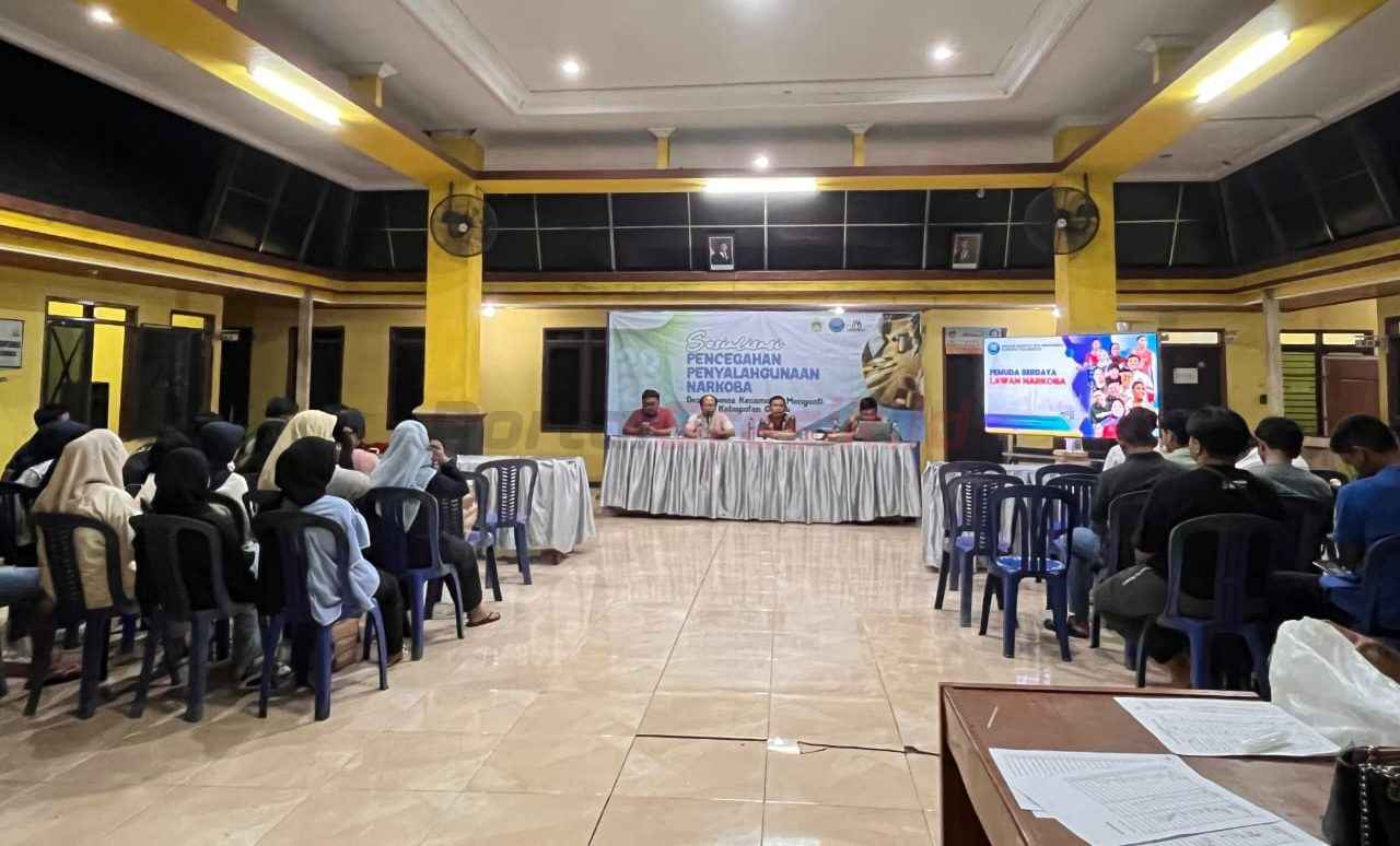 Pemdes Domas dan BNNK Gresik saat menggelar sosialisasi tentang bahaya narkoba.