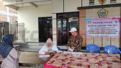 Pemerintah Desa Boteng Kecamatan Menganti Kabupaten Gresik, saat lakukan penyaluran BLT DD, Jumat (13/06/2025).
