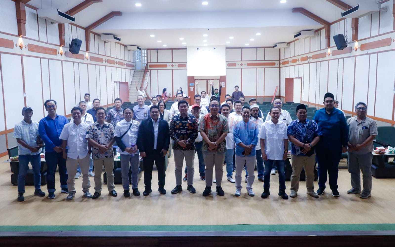 Dialog publik bertema "Memaksimalkan Investasi untuk Meningkatkan PAD dan Menekan Angka Pengangguran", yang digelar Komunitas Wartawan Gresik (KWG) kolaborasi dengan DPRD Gresik di Gedung Nasional Indonesia (GNI), Jumat (13/6/2025).