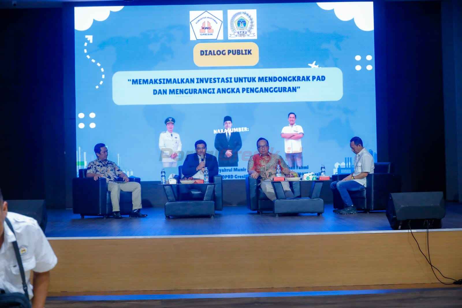 Dialog publik bertema “Memaksimalkan Investasi untuk Mendongkrak PAD dan Mengurangi Angka Pengangguran” yang digelar Komunitas Wartawan Gresik (KWG) bersama DPRD Gresik di Gedung Nasional Indonesia (GNI), Jumat (13/6/2025).