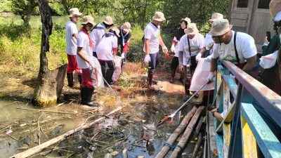 PLN Gelar Aksi Bersih Pantai di Banyuurip, Kades Banyuurip : Semoga ini Menjadi Contoh dan Membangun Kesadaran Kolektif
