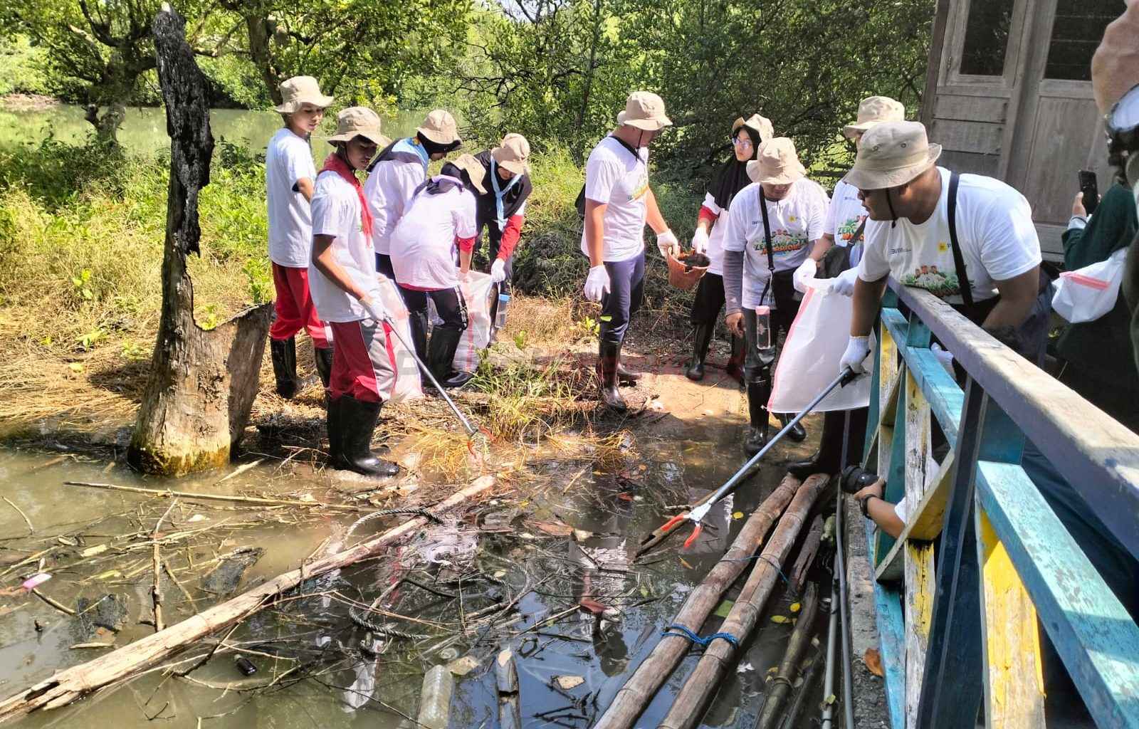 PLN saat Gelar Aksi Bersih-bersih Pantai di Banyuurip