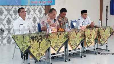 Kasatpol PP Kabupaten Gresik Agustin Halomoan Sinaga berikan edukasi langsung mengenai Peraturan Daerah (Perda) dan Peraturan Kepala Daerah (Perkada) kepada para siswa.