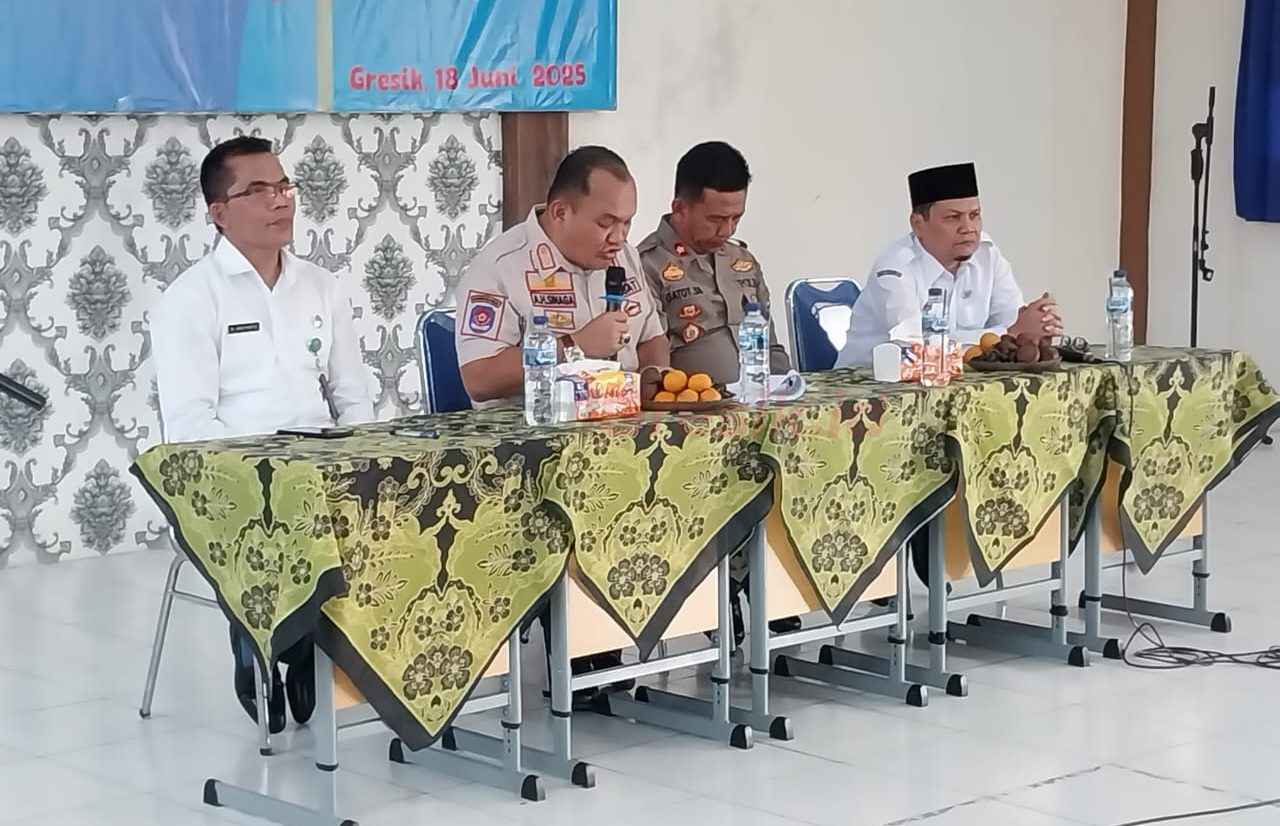 Kasatpol PP Kabupaten Gresik Agustin Halomoan Sinaga berikan edukasi langsung mengenai Peraturan Daerah (Perda) dan Peraturan Kepala Daerah (Perkada) kepada para siswa.