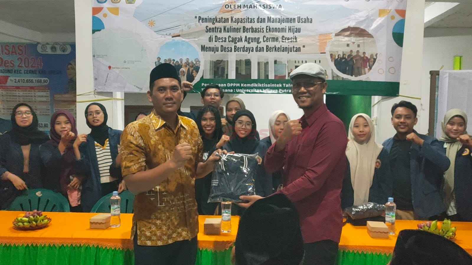 Desa Cagakagung, Kecamatan Cerme, Kabupaten Gresik, terima bantuan istimewa berupa 9 booth kontainer dari puluhan mahasiswa KKN Universitas Wijaya Putra (UWP) Benowo Surabaya yang tengah menjalani program di desa tersebut