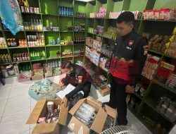 Polres Gresik Sita Puluhan Botol Arak dan Rokok Ilegal di Benjeng